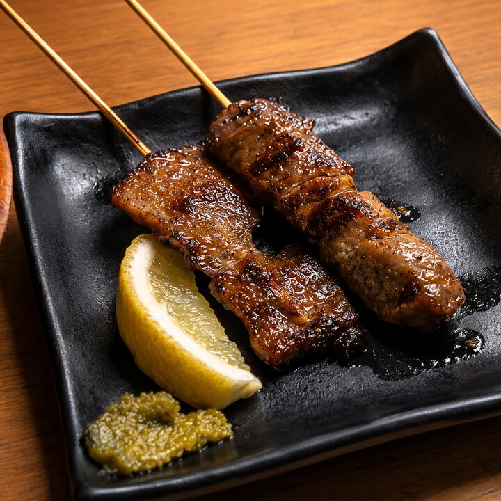 Grilled yakitori skewers with lemon